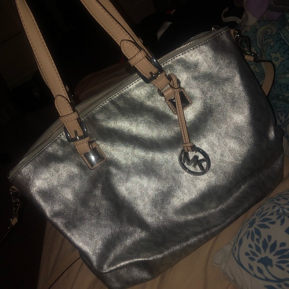 Michel Kors tote - Picture 1 of 5